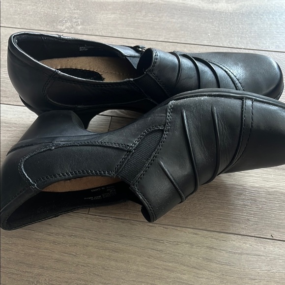 Earth Origins Black shoes with Buckle Detail and thick Herz - Picture 9 of 10